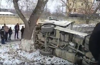 Qubada yük maşını aşdı - VİDEO