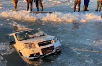В Казахстане автомобиль провалился под лед