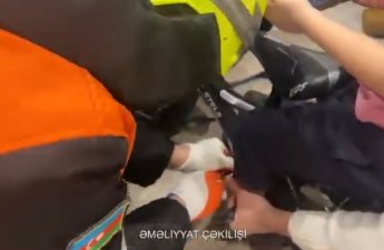 Ayağı velosipedin pedalına sıxılı qalan 3 yaşlı uşaq belə xilas edildi - VİDEO