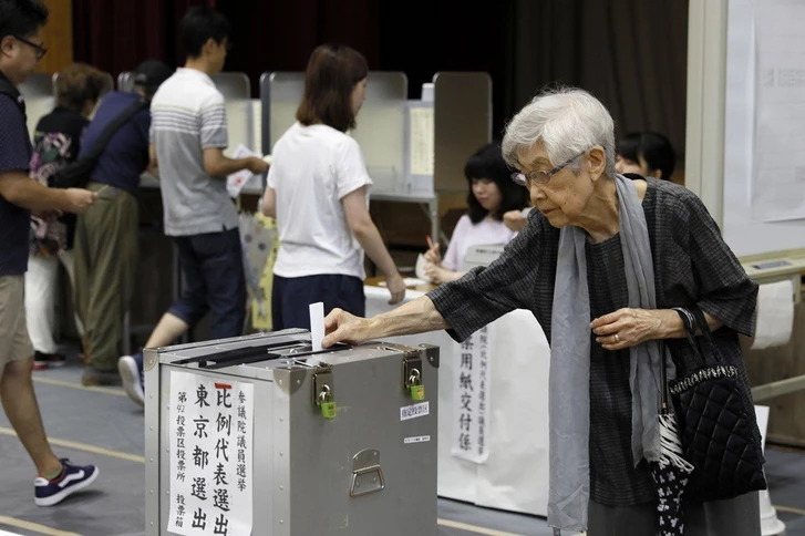 В Японии проходят досрочные выборы после роспуска парламента