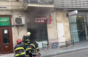 В Баку в магазине произошел пожар-ВИДЕО