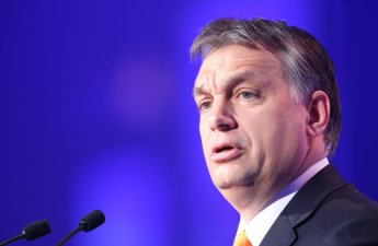 Орбан удивил общественность разминкой с гирей