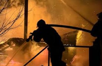 В поселке Зиря сгорела беседка