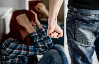 Sabirabadda məktəbdə arvadını döyən kişi həbs edildi