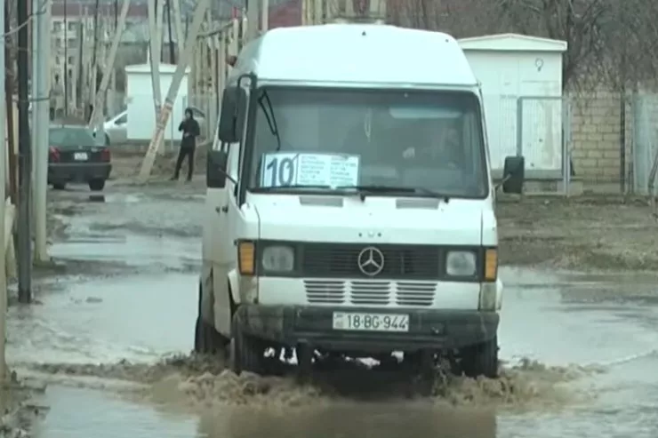 Bu şəhərdə uşaqlar məktəbə qaz borularının üstü ilə gedirlər - VİDEO