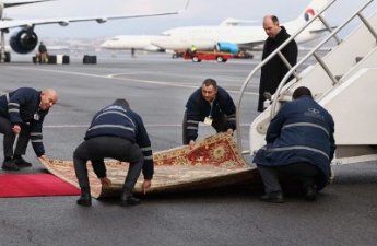 İrəvanda ABŞ vitse-prezidentinin ayağı altına sərilmiş xalça Britaniya mediasının diqqətini cəlb etdi...-FOTO