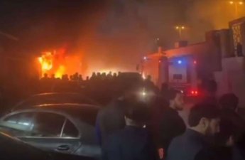 В Баку мужчина поджег ресторан с посетителями и запер выход