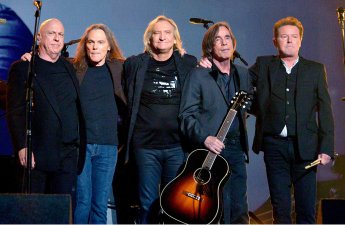 Əfsanəvi rok qrupu səhnəni tərk edir - FOTO