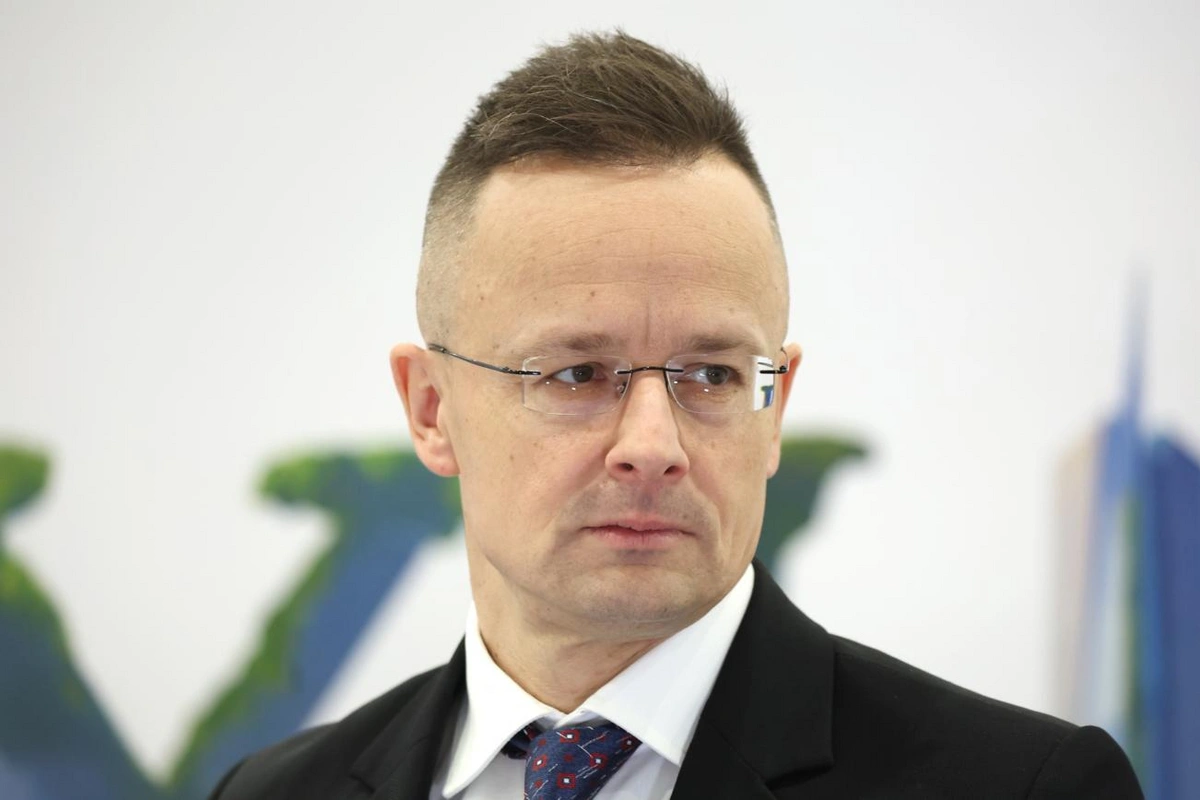 Siyarto Macarıstanın müxalifət liderini məhkəməyə verir