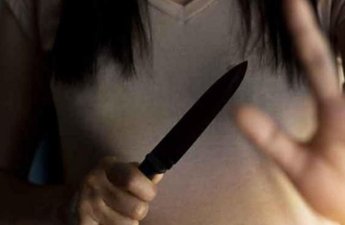 Bakıda tələbə qız bacısını BIÇAQLADI