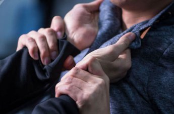 Gəncədə 20 yaşlı oğlanı döyüb, kəsici alətlə xəsarət yetiriblər