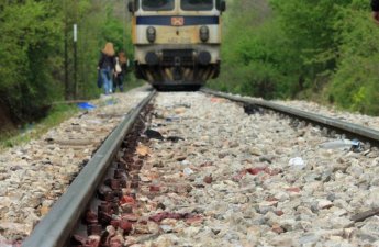 Sərnişin qatarı qarşısına çıxan piyadanı vurdu