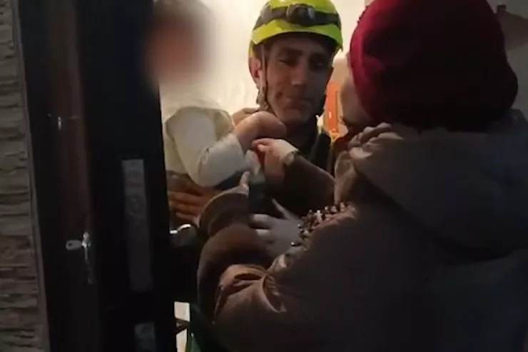 Xırdalanda bağlı qapı arxasında köməksiz qalan azyaşlı xilas edildi - VİDEO