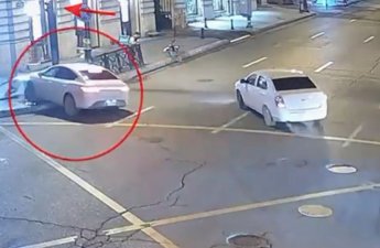 Bakıda avtomobil işıqfora çırpıldı - VİDEO