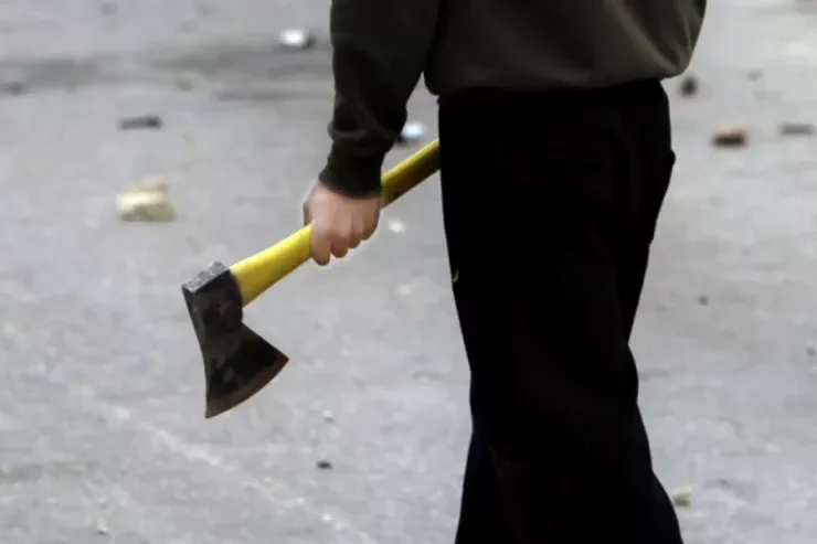 Parkda uşaqları balta ilə qovan SAXLANILDI