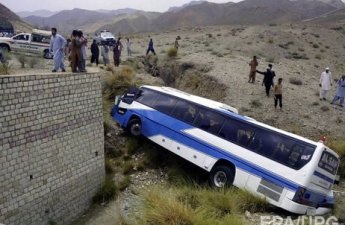 В Пакистане при столкновении автобуса с грузовиком погибли более 10 человек