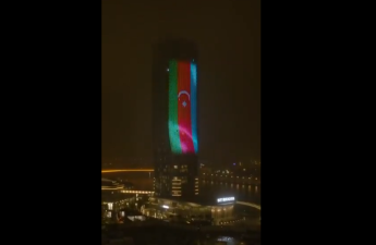 Belqraddakı bina Azərbaycan və Serbiya bayraqları rəngləri ilə işıqlandırılıb