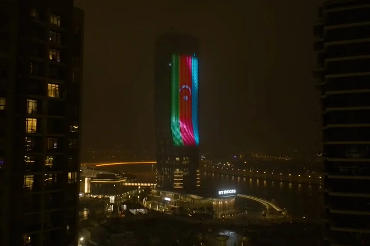 Одно из зданий в Белграде подсвечено цветами флагов Азербайджана и Сербии