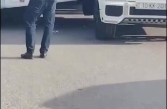 Bakıda bahalı QƏZA: Avtobus 2 lüks avtomobilin arasında qaldı - VİDEO