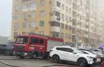 Bakıda çoxmərtəbəli yaşayış binasında yanğın oldu - VİDEO
