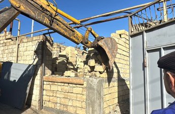 Bakıda daha bir qanunsuz tikili söküldü - FOTO/VİDEO