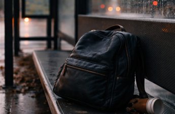 Из забытой на автобусной остановке сумки украдены золотые украшения