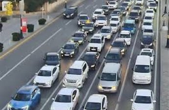 В Баку на двух десятках улиц и проспектов затруднено движение транспорта