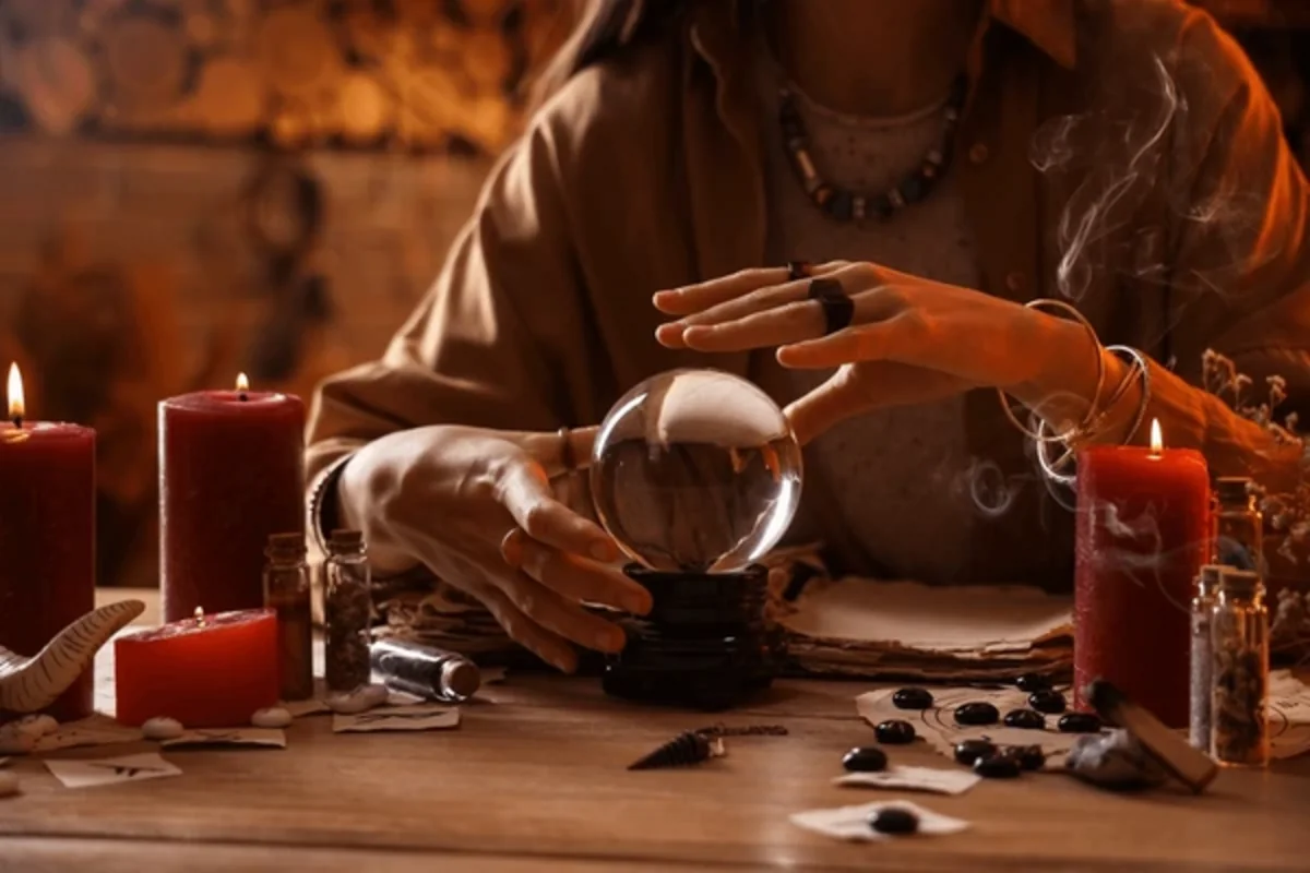 Bakıda ərindən boşanmaq istəməyən qadın falçıya 16 min manat verib - Kuryoz dələduzluq