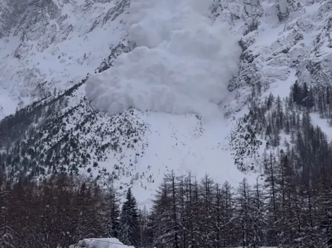 Мощная лавина накрыла группу лыжников в Альпах