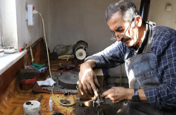 Özəl sifarişlə işləyir, gündə cəmi 7 dənə istehsal edir: Günə 1000 manat qazanır - FOTO