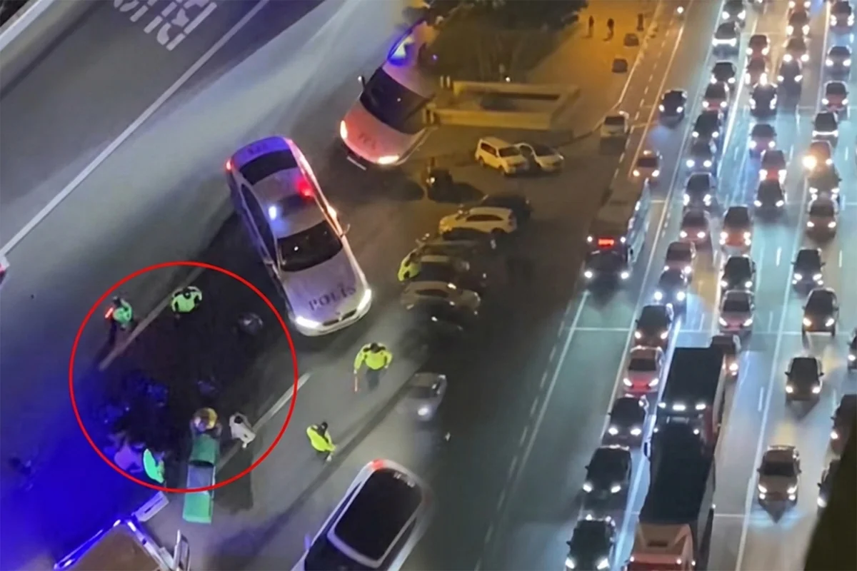 В Баку у известного торгового центра автомобиль сбил женщину - ВИДЕО