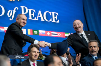 Ağ Ev sosial şəbəkələrdə Sülh Şurasının birinci iclasında İlham Əliyevlə Paşinyanın əl sıxışdığı fotonu paylaşıb - FOTO