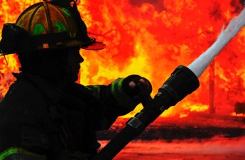 В Азербайджане автомобиль сбил сотрудников МЧС, 1 человек погиб