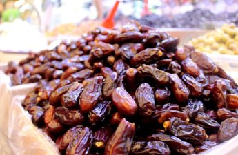 Satışda olan xurmalar: Əgər çox parlaq, yapışqandırsa...