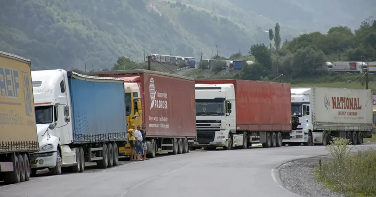Gürcüstan Ermənistana gedən yük maşınlarını sərhəddən buraxmır
