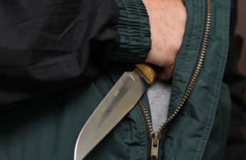 Bıçaqlı şəxs insanlara hücum etdi - Xəsarət alanlar var