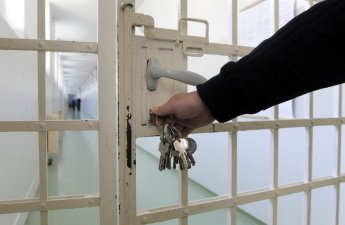 Abşeronda gənci məhəllədə arvadını öpdüyü üçün bıçaqladılar