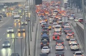 На ряде улиц и проспектов Баку затруднено движение транспорта