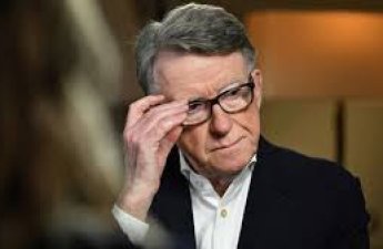 СМИ: Экс-посла Британии в США Мандельсона освободили из-под стражи под залог