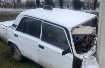 Oğuzda avtomobil işıq dirəyinə çırpıldı - Xəsarət alanlar var