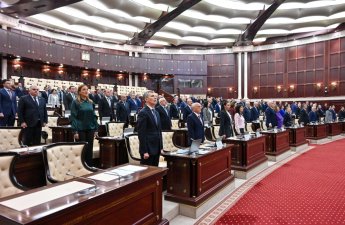 Milli Məclis Xocalı soyqırımı qurbanlarını sükutla yad etdi