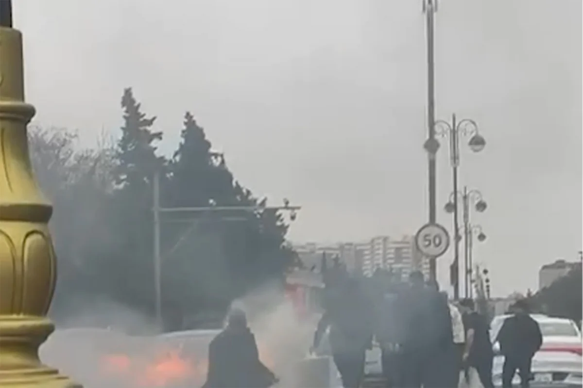 Bakıda avtomobil yanır - VİDEO