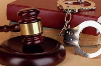 Anasının qətlinə kömək etməkdə təqsirləndirilən şəxsə hökm oxunub