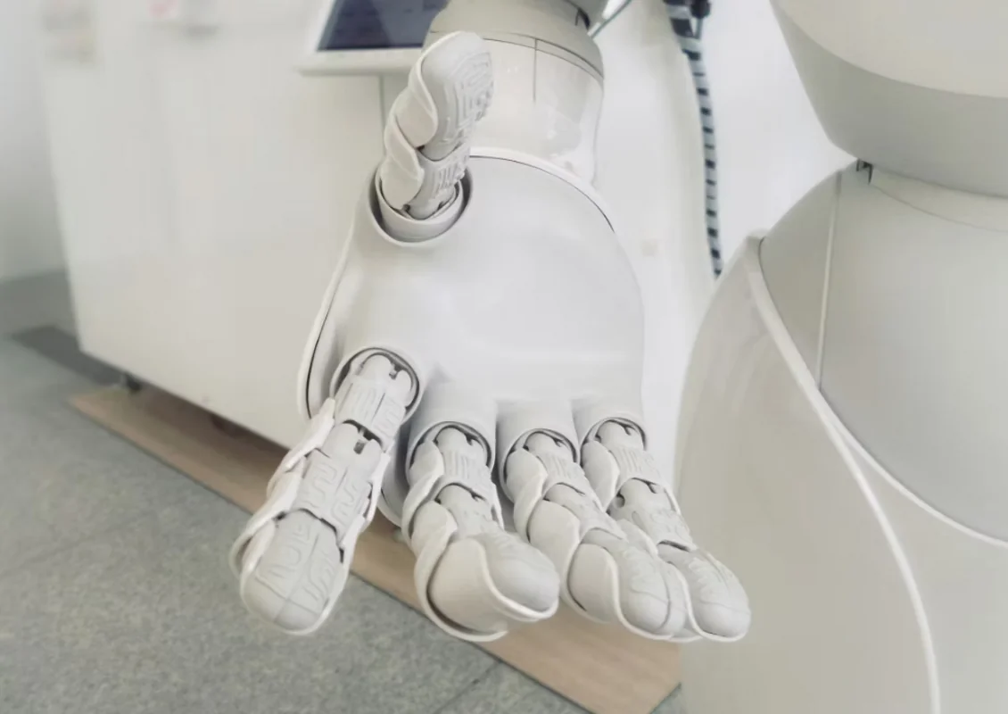 Разработан первый в мире робот-буддист с ИИ, способный вести беседу