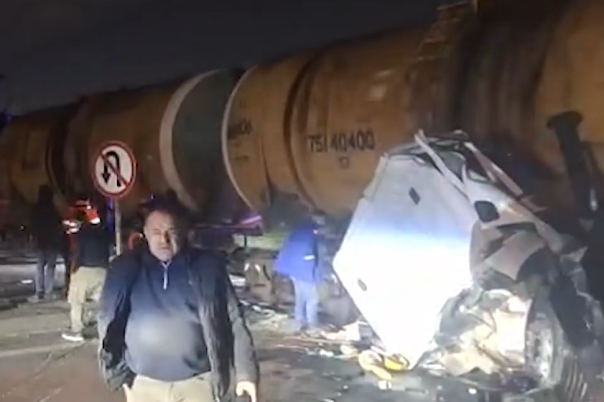 Bakıda yük maşını qatara çırpıldı - VİDEO