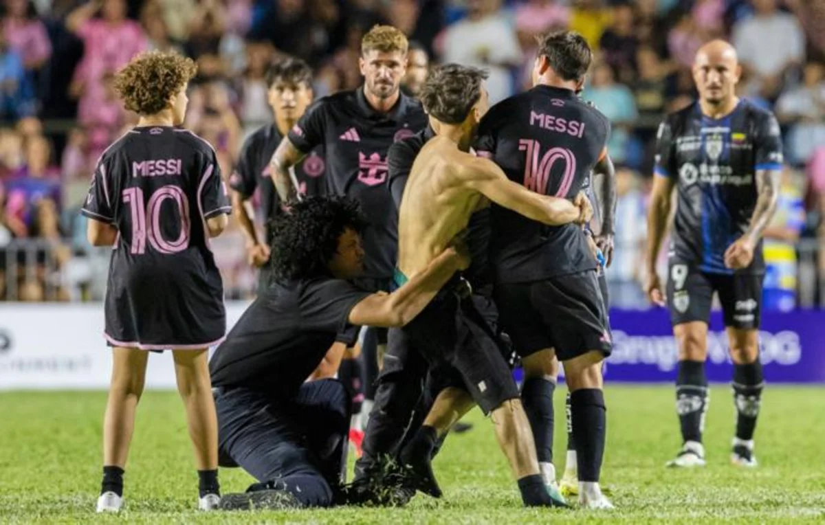 Ekvadorda keçirilən oyunda azarkeş meydana daxil olaraq Messini yerə yıxıb