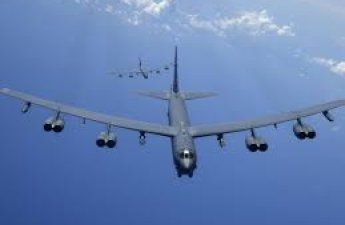 Бомбардировщик B-52 подняли над США-ВИДЕО