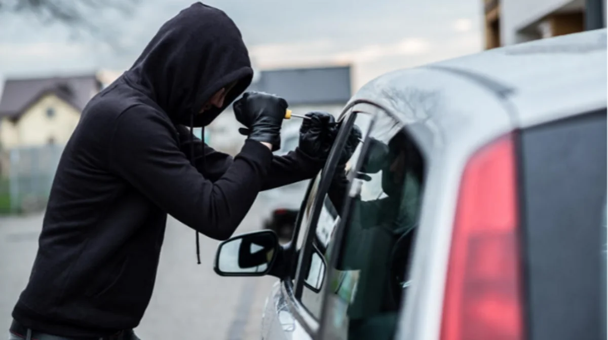 В Баку из автомобиля похитили деньги и магнитолу