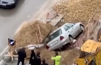 Sumqayıtda maşın qazıntı sahəsinə düşdü - VİDEO