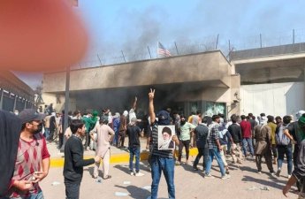 Pakistanlılar ABŞ konsulluğunu yandırdılar - VİDEO